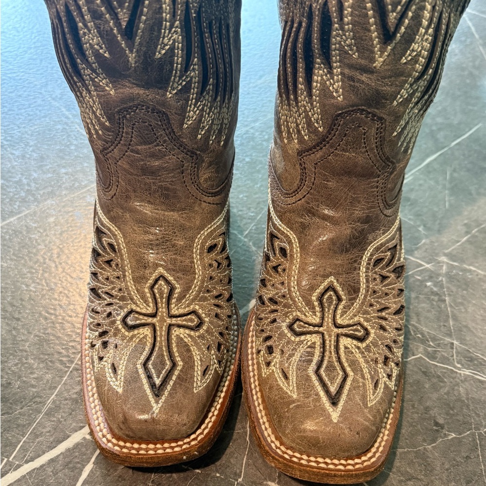 Women’s OR big girls youth sizes Cowboy Boots with Embroidered Cross